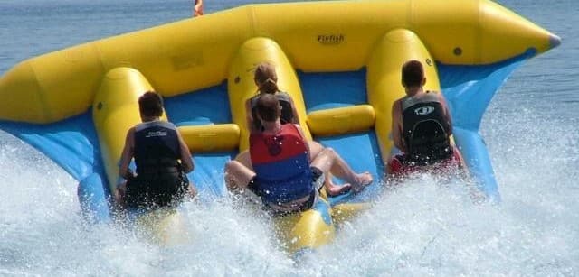 Attività acquatiche per una addio al celibato sulle spiagge di Barcellona